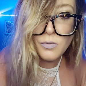 Meet your Posher, Karine